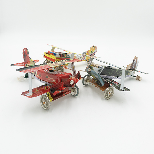 Handgemaakte vliegtuigjes van gerecycled blik, Fair Trade uit Senegal